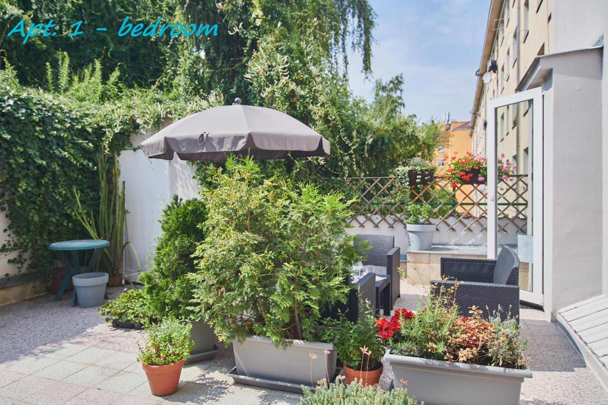 Cozy Apartments With Terrace Near Prague Castle エクステリア 写真